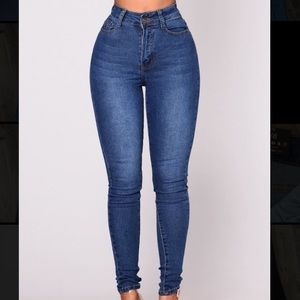 BRAND NEW - FashionNova Medium Wash Jeans (Size 5)